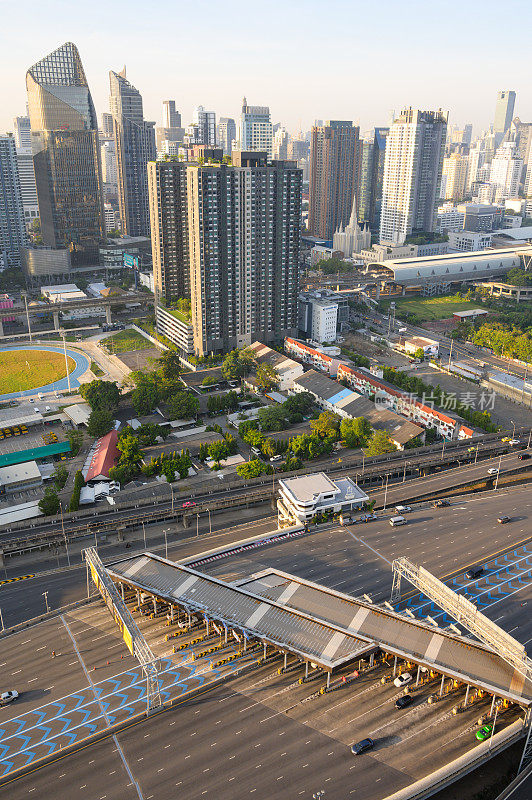 在泰国曼谷的日出高峰期，高速公路中央商务区rama 9 Asoke路的高角度视图